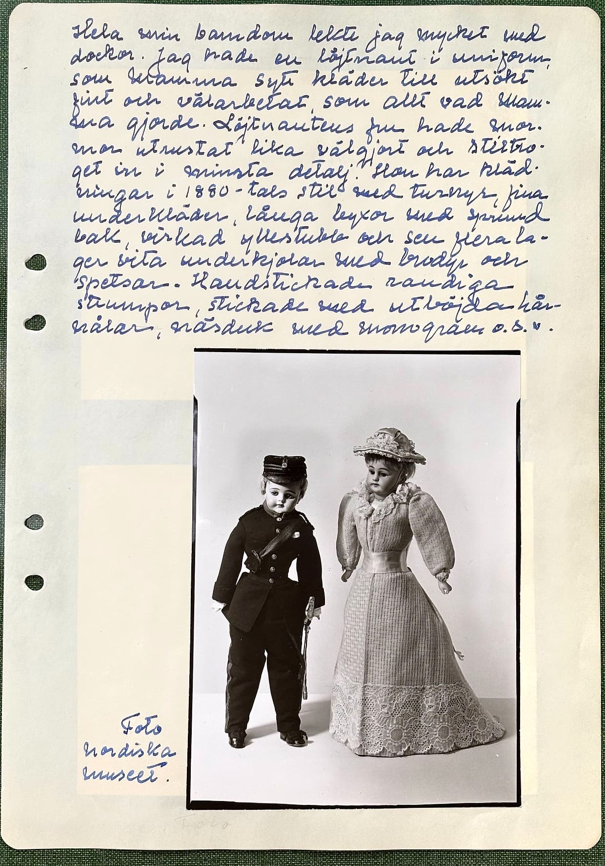 Fotograferad dagbokssida 67. Foto: 'Foto nordiska museet' - två dockor, en löjtnant i uniform och en dam i hatt och lång klänning. Sidans text är återgiven under bilden.
