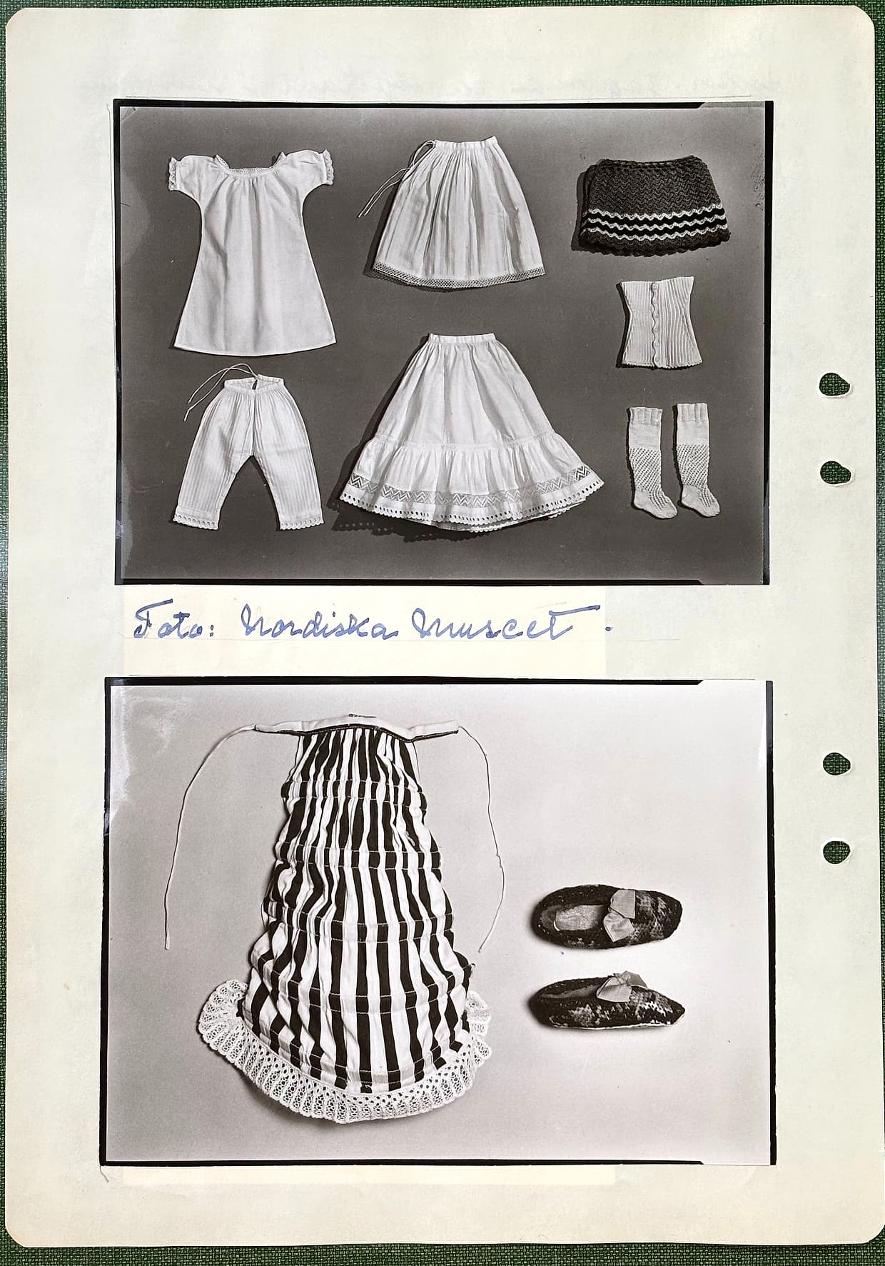 Fotograferad dagbokssida 68. Foto: 'Foto: Nordiska museet' - dockans underkläder utlagda: särk, underkjolar, byxor, yllestubb, korsett och strumpor. Foto av randig klänning med spetskant och ett par skor.