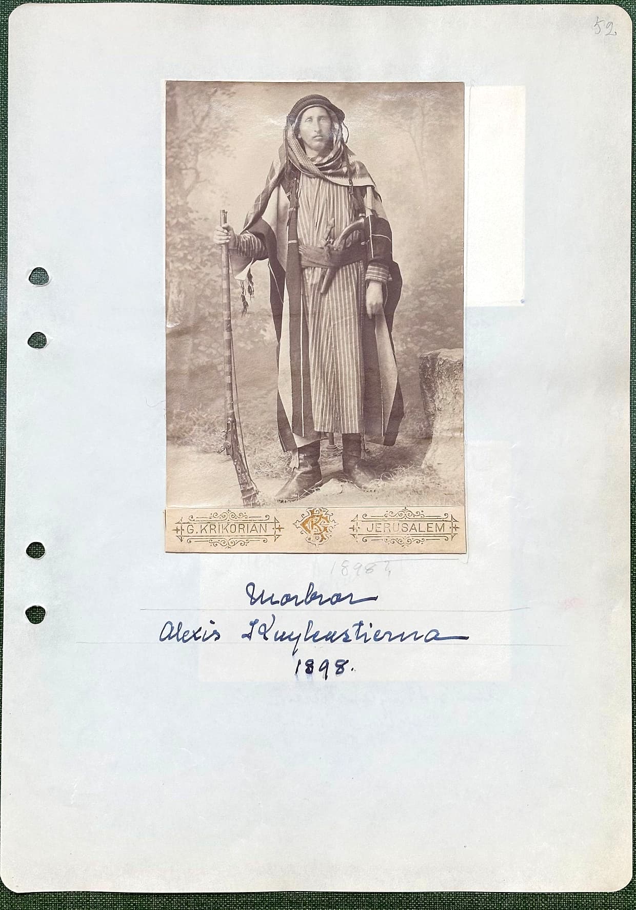 Fotograferad dagbokssida 79. Foto med fotografstämpel 'G. KRIKORIAN · JERUSALEM': Alexis i arabisk dräkt med gevär. Sidans text är återgiven under bilden.