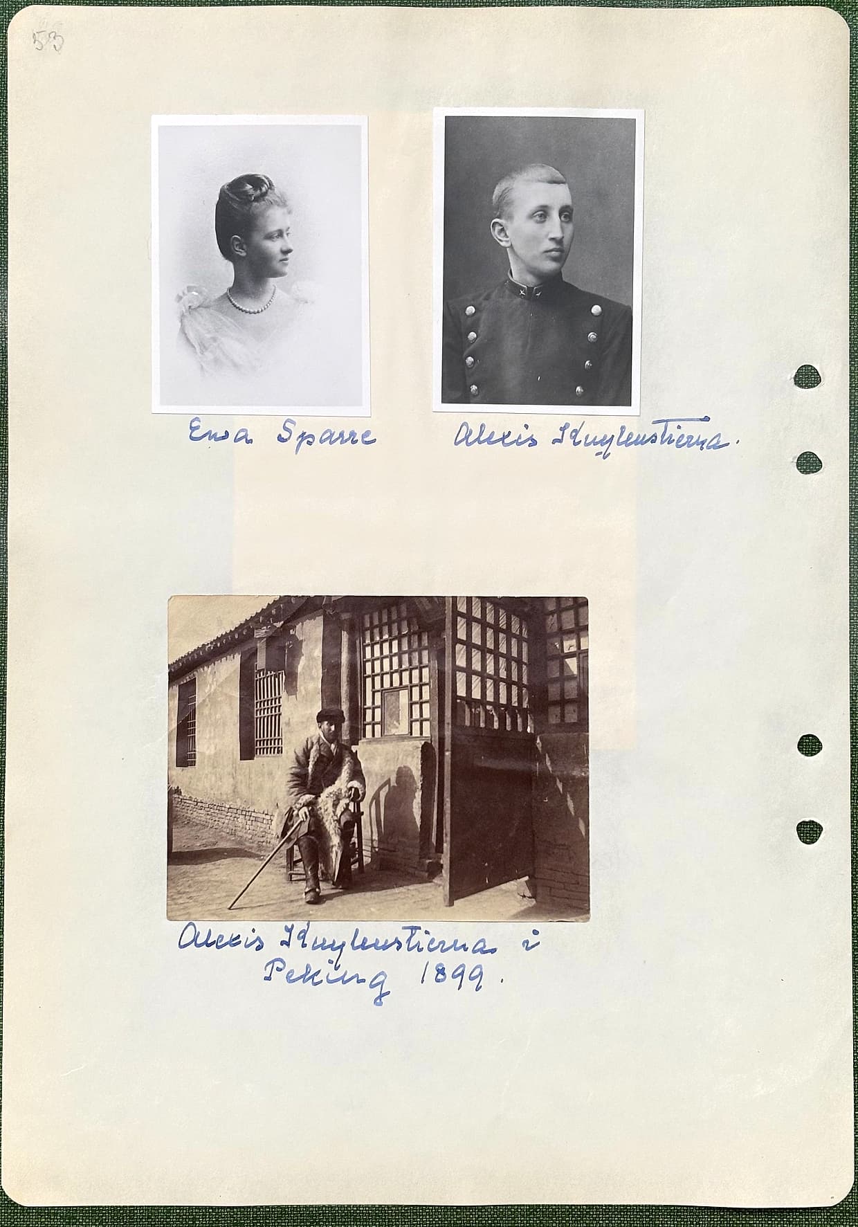 Fotograferad dagbokssida 80. Porträtt: Eva Sparre. Porträtt: Alexis Kuylenstierna. Foto av Alexis sittande utanför en byggnad i Peking 1899.