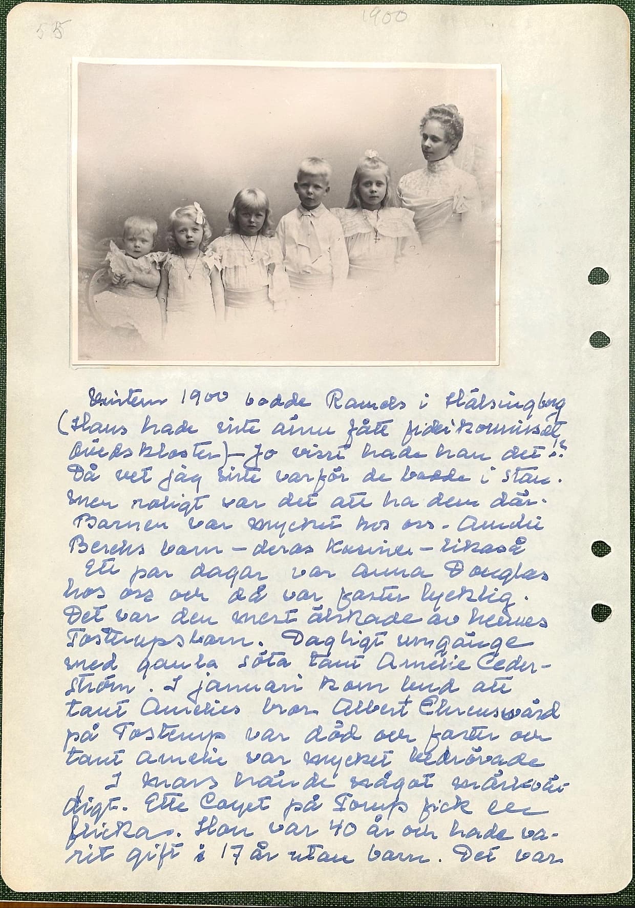 Fotograferad dagbokssida 82. Gruppfoto av fem barn och en ung kvinna. Sidans text är återgiven under bilden.