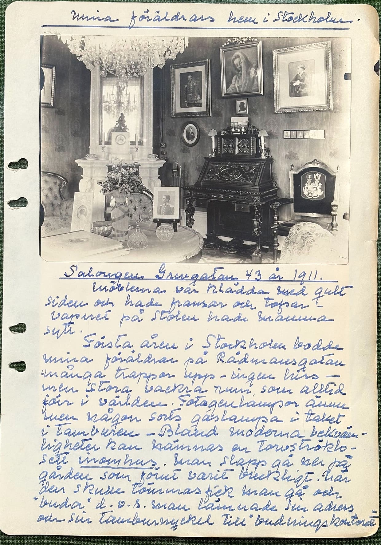 Fotograferad dagbokssida 97. Salongen Grevgatan 43 år 1911. Sidans text är återgiven under bilden.