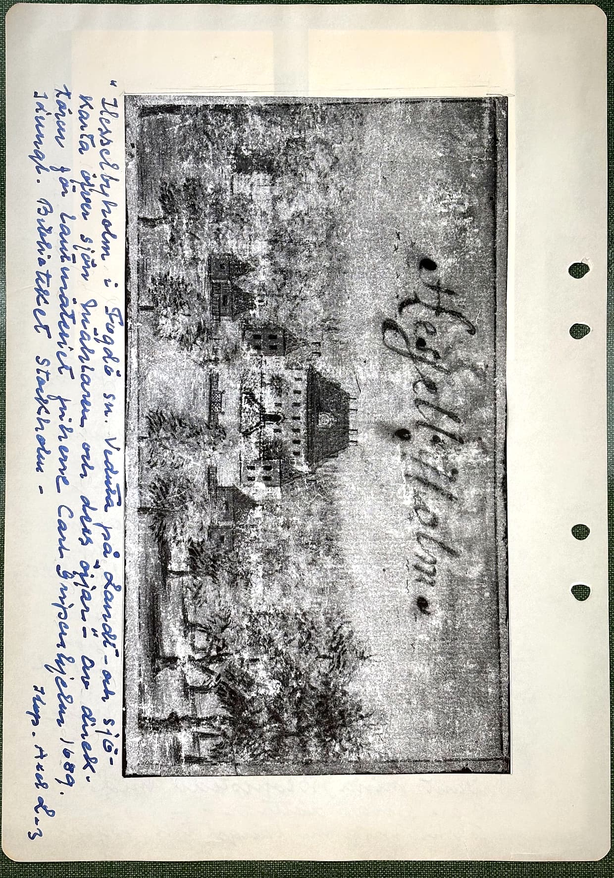 Fotograferad dagbokssida 102. Ett kopparstick av Hesselbyholm är inklistrat på tvären över arket, vänt ett kvarts varv mot resten av boken. Ordet Hesselbyholm står skrivet i stickets egen 1600-talsskrift över vyn. Märtas källhänvisning löper lodrätt längs arkets vänsterkant och är återgiven under bilden.