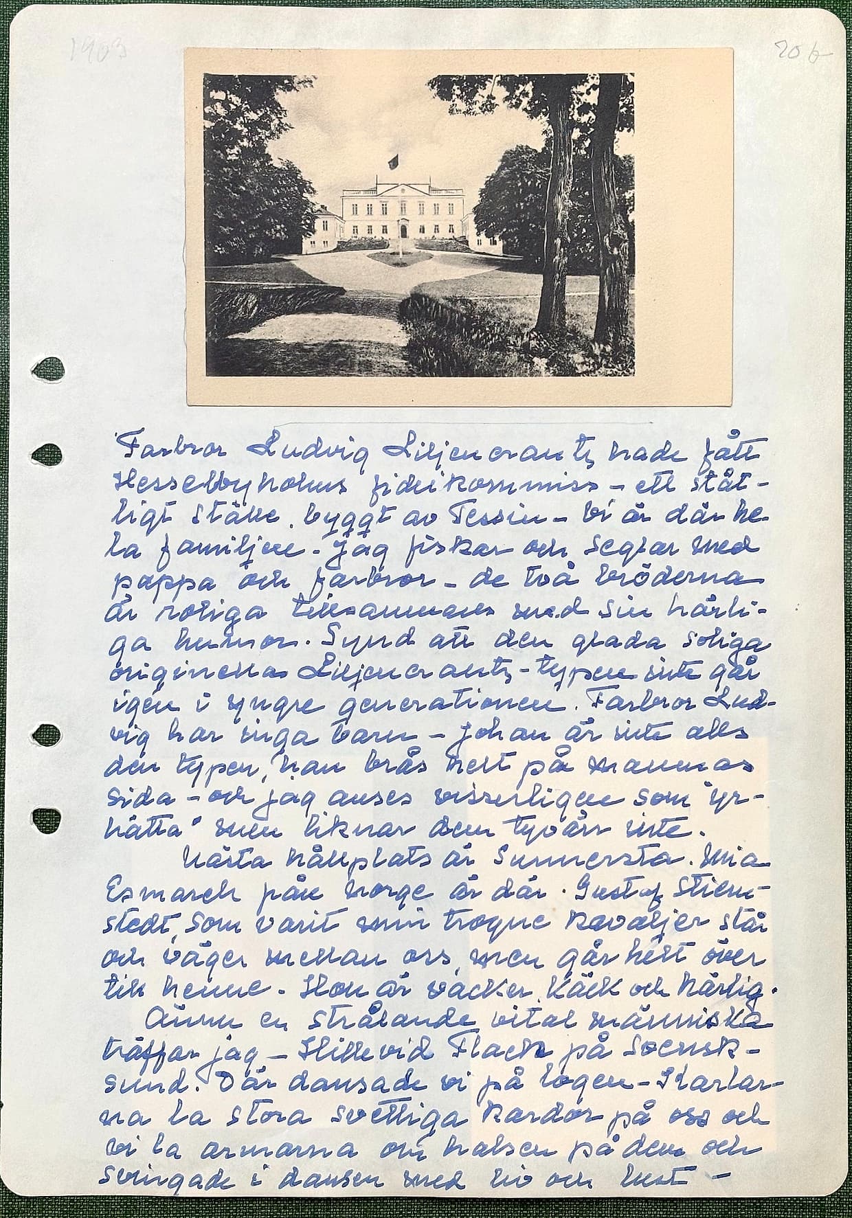Fotograferad dagbokssida 103. Foto av Hesselbyholms huvudbyggnad. Sidans text är återgiven under bilden.
