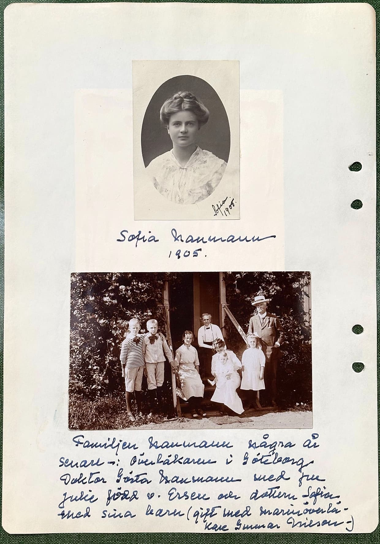 Fotograferad dagbokssida 112. Två fotografier är inklistrade: ett porträtt av en ung kvinna, signerat 'Sofia 1905' på själva fotografiet, och ett gruppfoto av en familj på en trappa i en trädgård. Märtas bildtext under gruppfotot är återgiven under bilden.