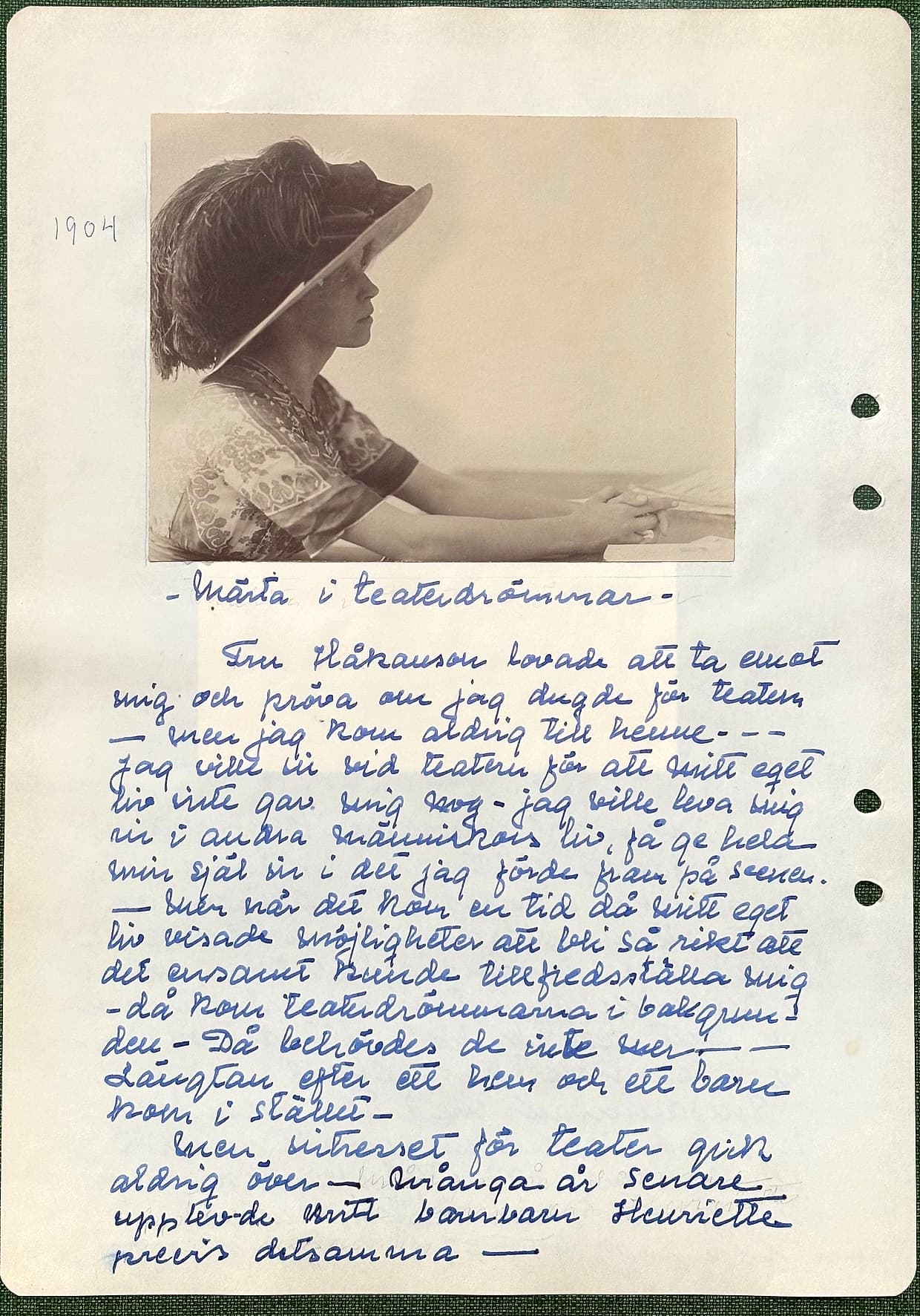 Fotograferad dagbokssida 118. Ett porträttfotografi i profil av en ung kvinna i bredbrättad hatt är inklistrat på arket, daterat 1904 i marginalen. Märtas bildtext under fotografiet är återgiven under bilden.