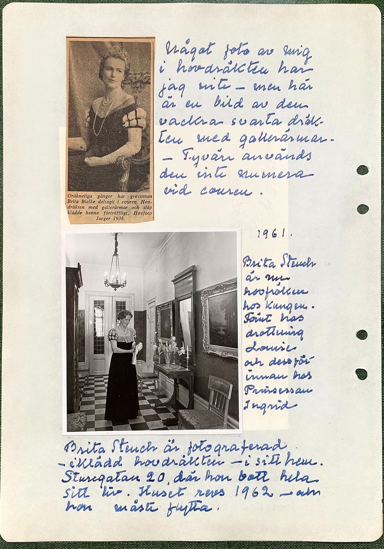 Fotograferad dagbokssida 126. Uppe till vänster ett inklistrat tidningsurklipp med porträtt av en kvinna i hovdräkt med diadem och tryckt bildtext under, därunder ett fotografi av en kvinna i hovdräkt i ett rum med ljuskrona och schackrutat golv. Till höger om och under bilderna handskriven text, som är återgiven under bilden.