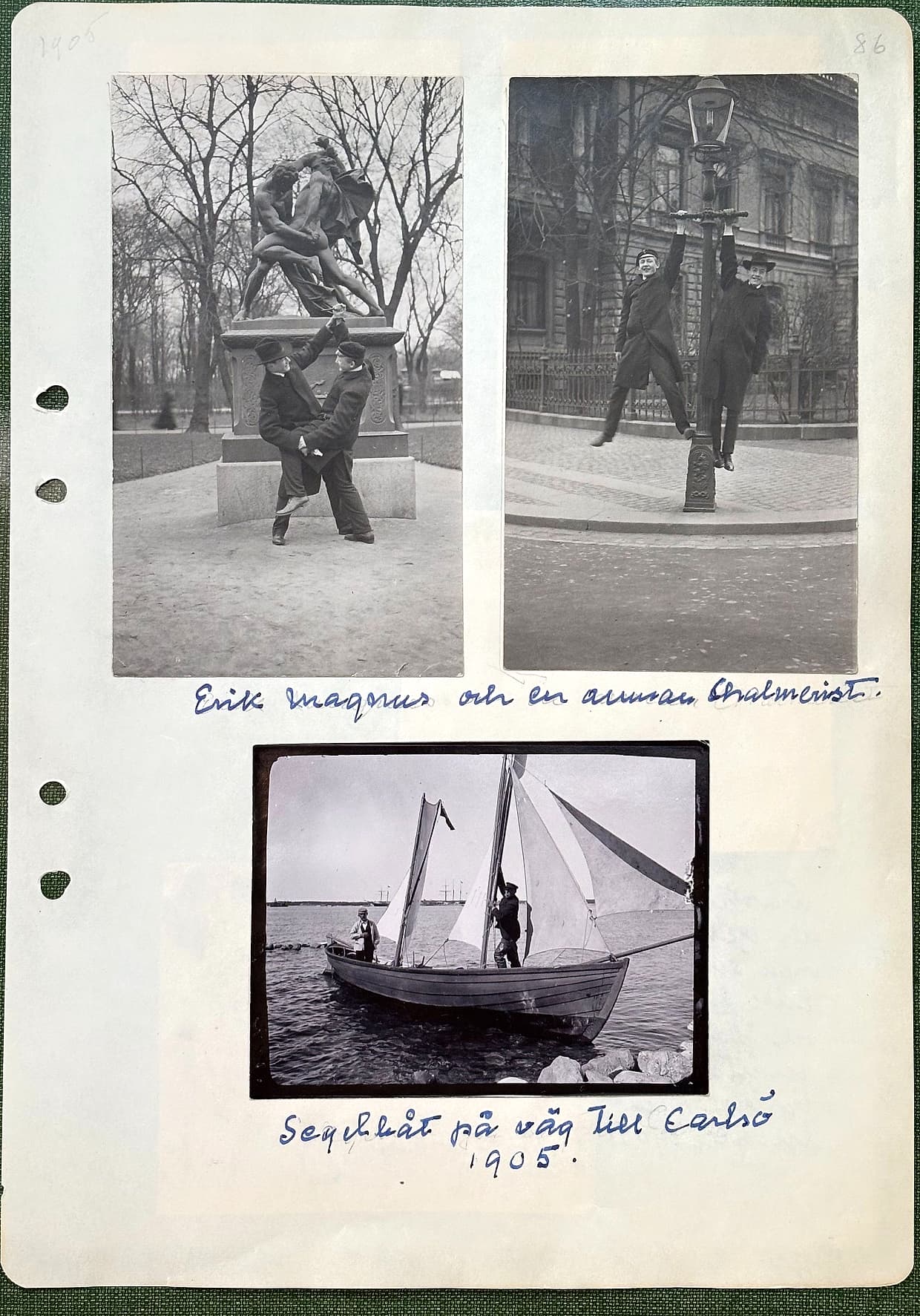 Fotograferad dagbokssida 131. Överst två fotografier bredvid varandra: i det vänstra brottas två unga män i studentmössor på skämt vid foten av en skulpturgrupp i en park, i det högra hänger samma två män i armarna från en gatlykta i ett gathörn. Under dem en handskriven bildtext. Nederst ett fotografi av en segelbåt med två personer ombord, med handskriven bildtext under.