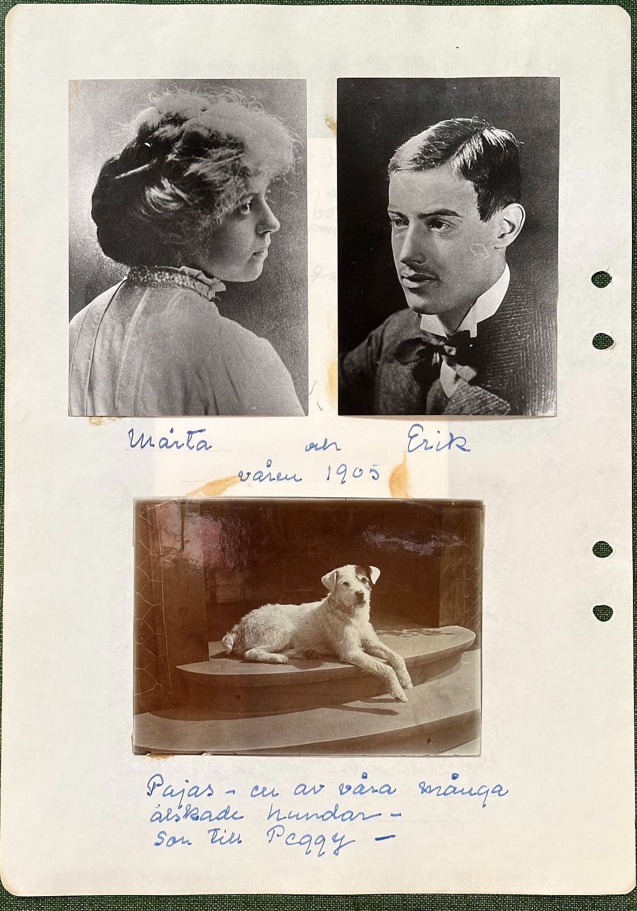 Fotograferad dagbokssida 140. Två profilporträtt bredvid varandra, en ung kvinna och en ung man. Gemensam bildtext: 'Märta och Erik våren 1905'. Foto av en strävhårig terrier liggande på ett bord. Bildtext: 'Pajas – en av våra många älskade hundar – son till Peggy –'.