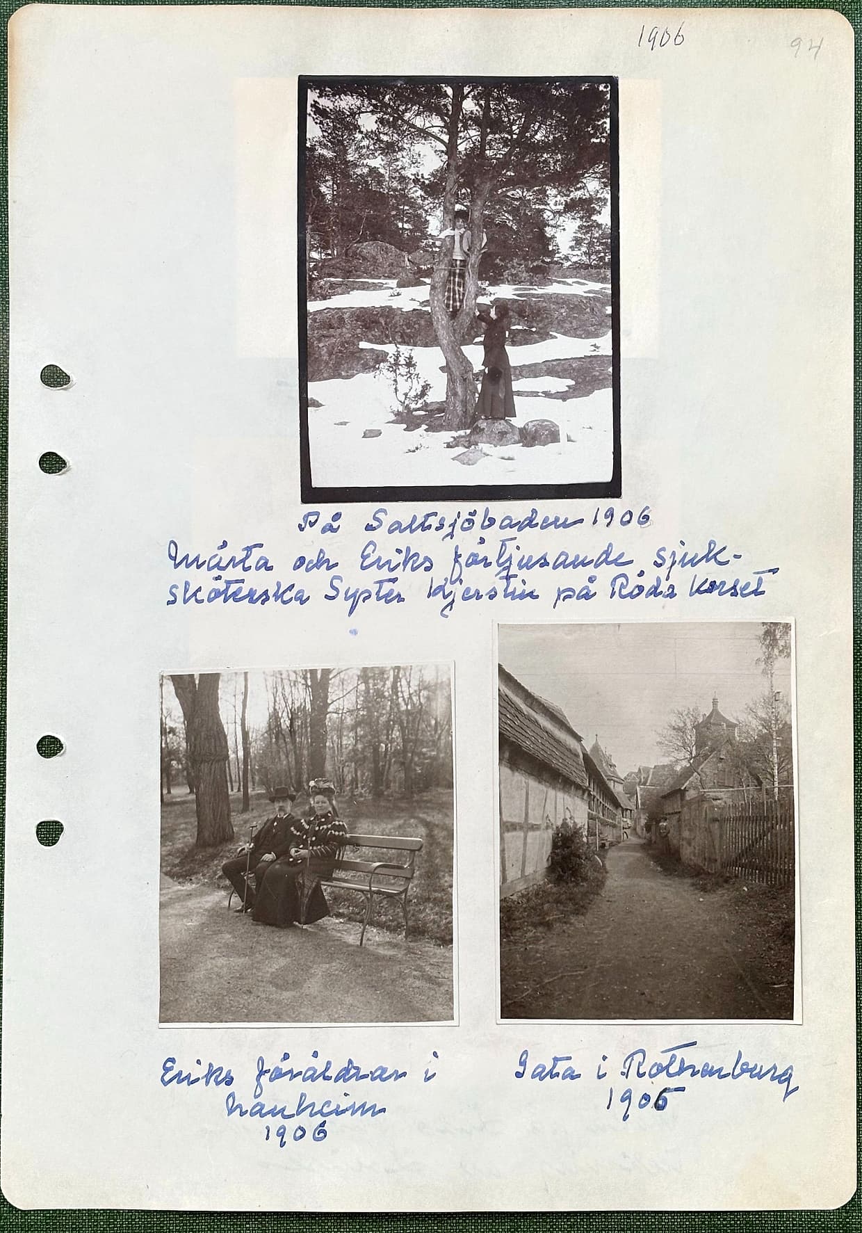 Fotograferad dagbokssida 143. Foto av två kvinnor vid ett träd i snölandskap. Bildtext: 'På Saltsjöbaden 1906. Märta och Eriks förtjusande sjuksköterska Syster Kjerstin på Röda Korset'. Foto av en person på en parkbänk. Bildtext: 'Eriks föräldrar i Manheim 1906'. Foto av en gata med korsvirkeshus. Bildtext: 'Gata i Rothenburg 1905' [årtalet otydligt, kan vara 1906].