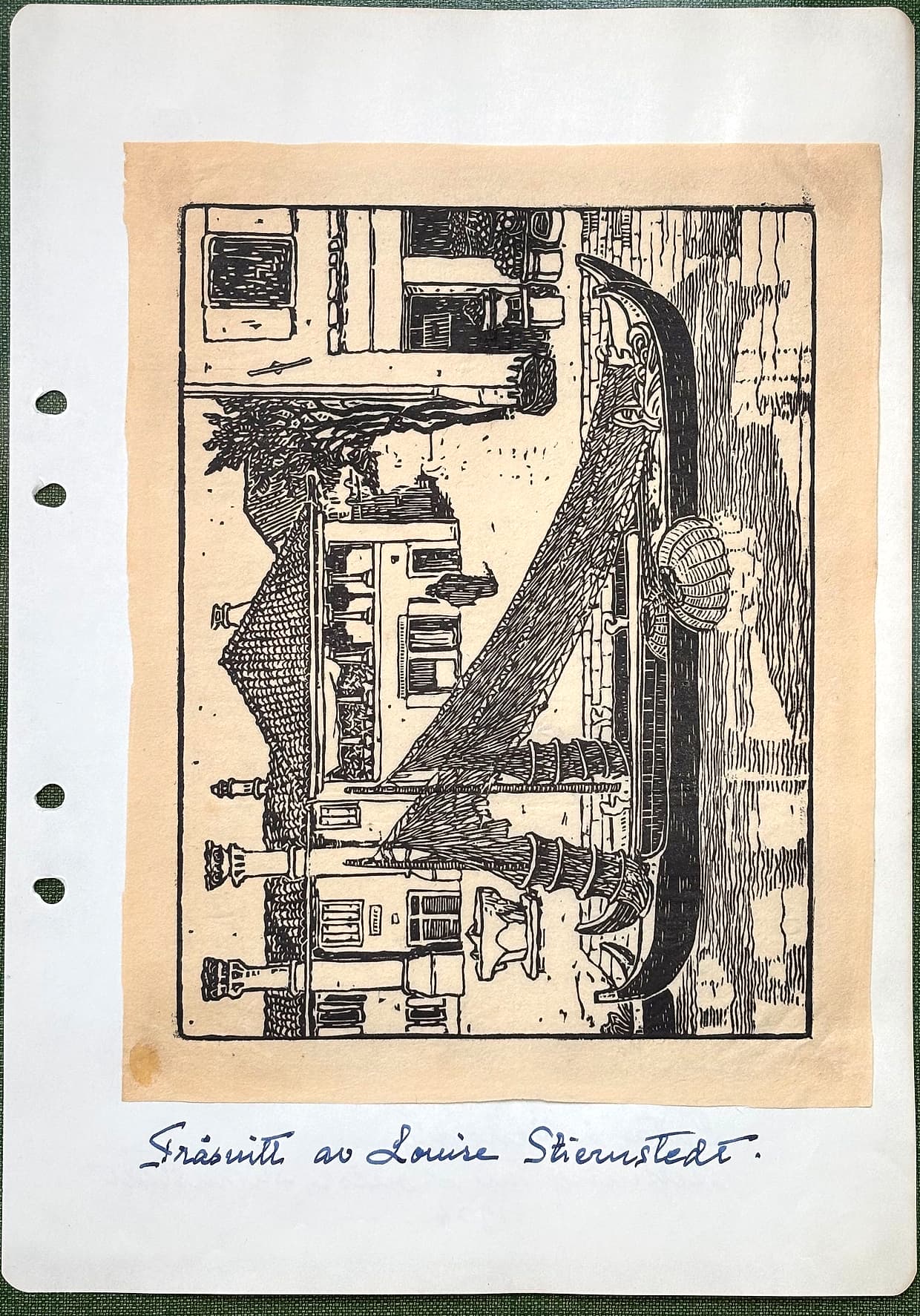 Fotograferad dagbokssida 147. Träsnitt av en venetiansk kanal med gondol och husfasader, monterat på tvären. Bildtext: 'Träsnitt av Louise Stiernstedt.'.
