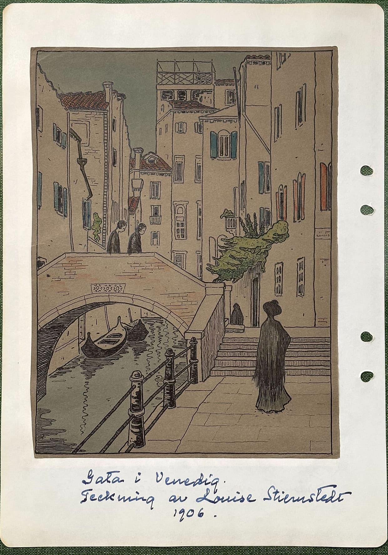 Fotograferad dagbokssida 148. Teckning av en venetiansk kanal med bro, trappa och gondoler under valvet, med figurer i förgrunden. Bildtext: 'Gata i Venedig. Teckning av Louise Stiernstedt 1906.'.