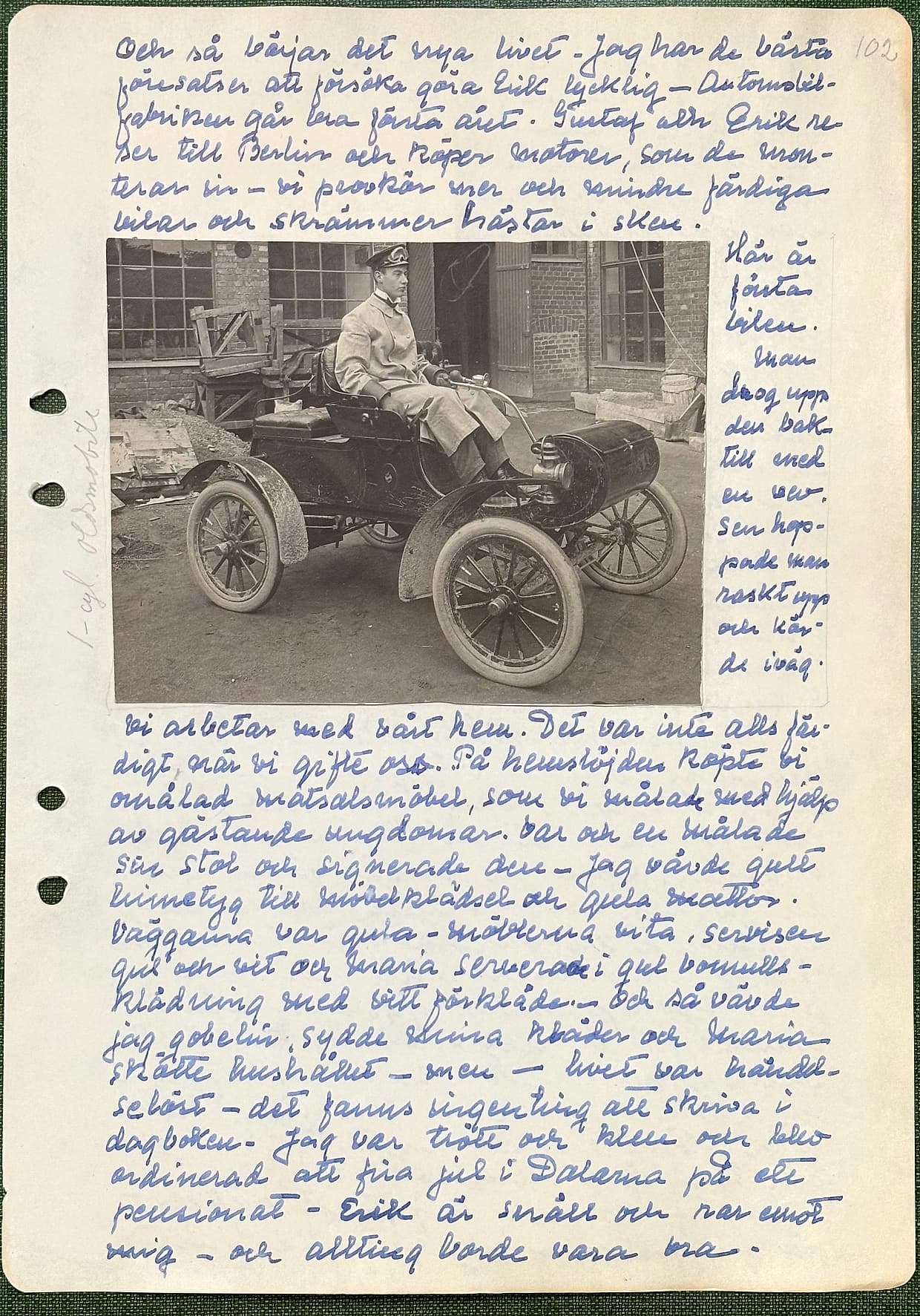 Fotograferad dagbokssida 153. Handskriven text över hela arket, med ett litet inklistrat fotografi nedtill: en man i keps sitter i en tidig öppen bil utanför en tegelbyggnad. Till vänster om fotografiet står en blyertsnotering, och i högermarginalen en handskriven rad. Sidans text är återgiven under bilden.
