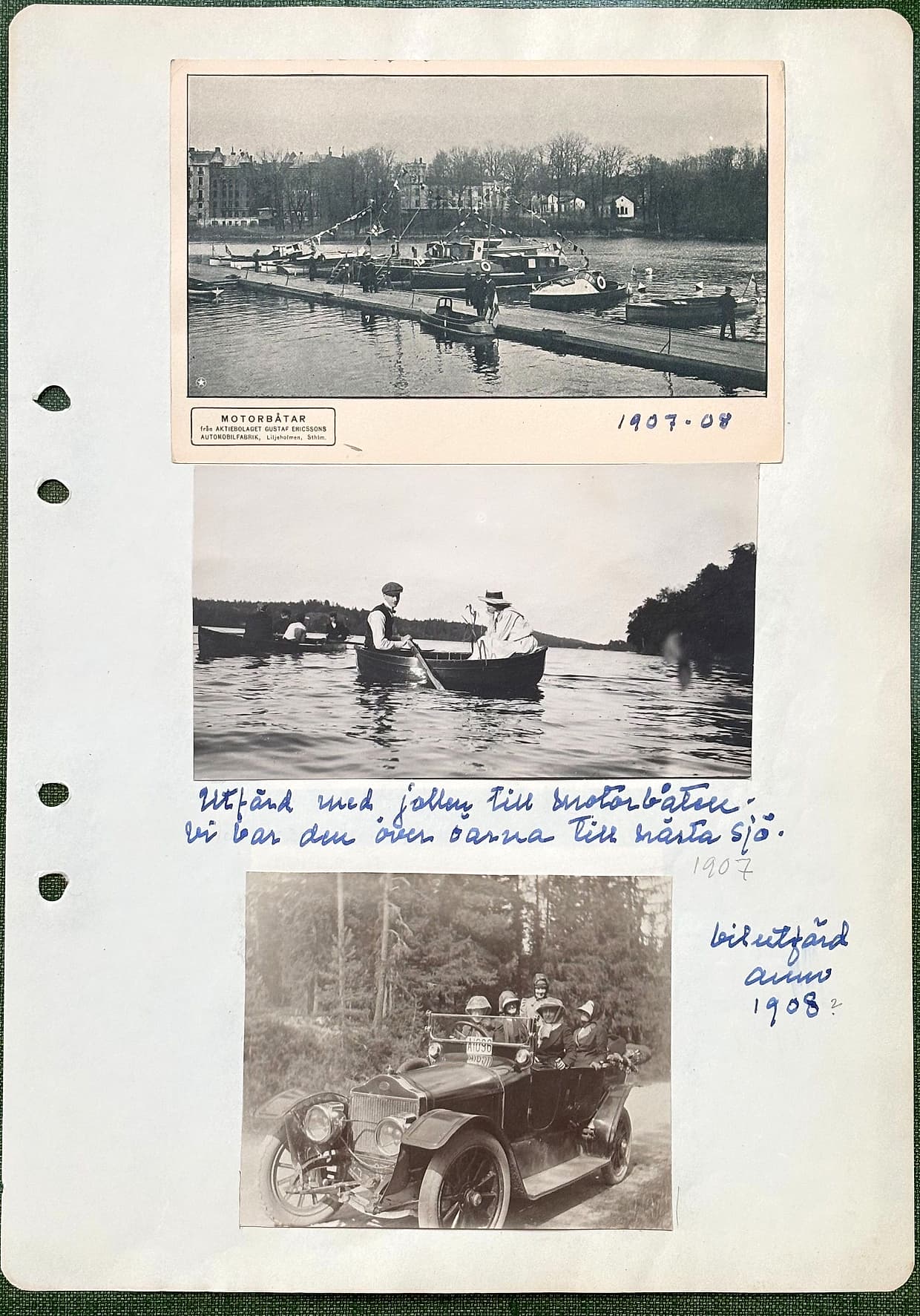 Fotograferad dagbokssida 155. Foto av en brygga med motorbåtar. Under bilden en tryckt firmaetikett: 'MOTORBÅTAR fr:ån AKTIEBOLAGET GUSTAF ERICSSONS AUTOMOBILFABRIK, Liljeholmen, Sthlm.' Bredvid, i Märtas hand: '1907-08'. Foto av två personer i en roddjolle. Bildtext: 'Utfärd med jollen till motorbåten. Vi bar den över öarna till nästa sjö.' Daterat 1907. Foto av ett sällskap i en öppen bil på en skogsväg. Bildtext: 'Bilutfärd anno 1908?'.