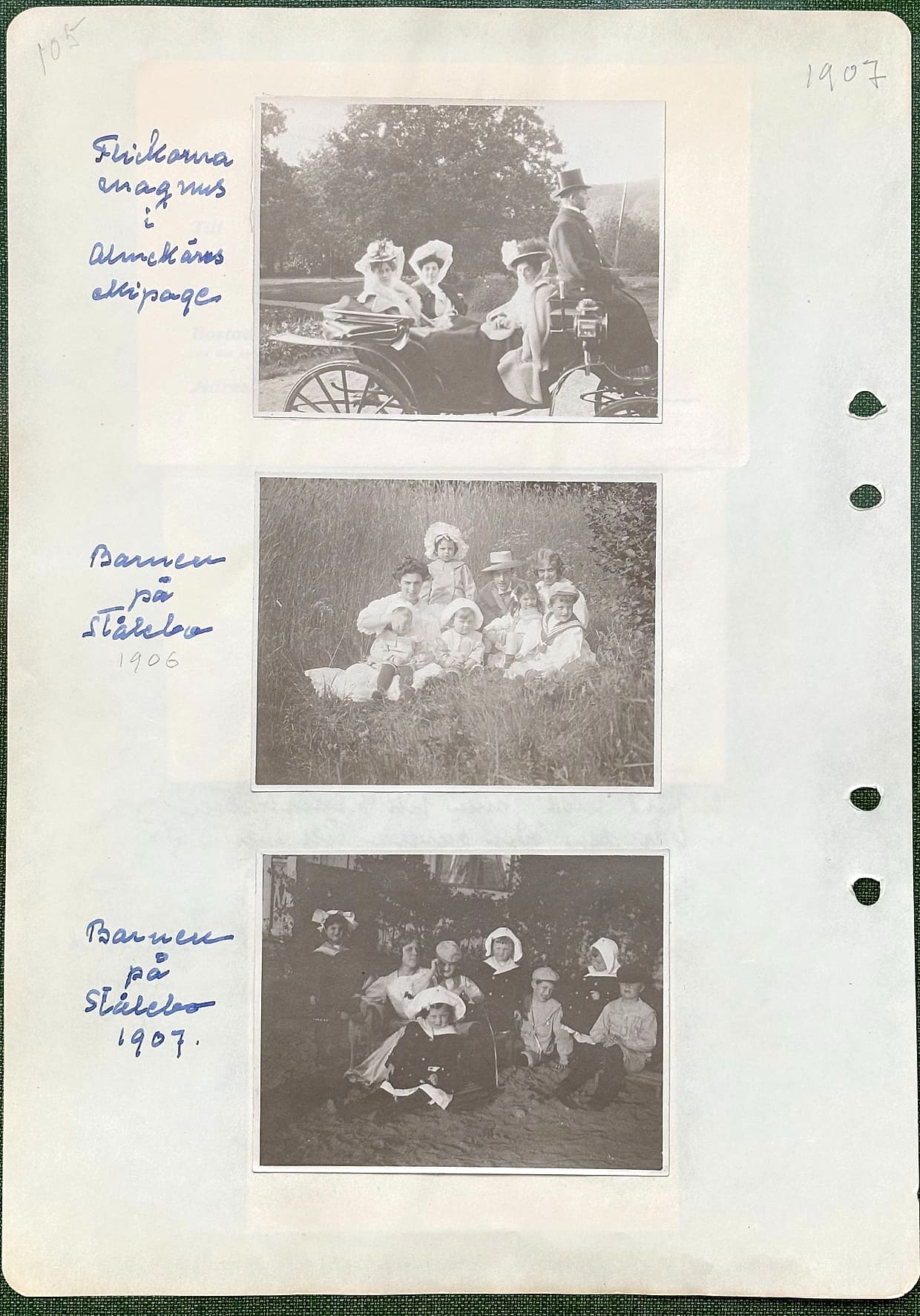 Fotograferad dagbokssida 156. Foto av ett sällskap i en hästdroska. Bildtext: 'Frökorna Magnus i Almekärrs ekipage'. Foto av en grupp barn och vuxna i högt gräs. Bildtext: 'Barnen på Stålebo 1906'. Foto av en grupp barn och vuxna. Bildtext: 'Barnen på Stålebo 1907.'.