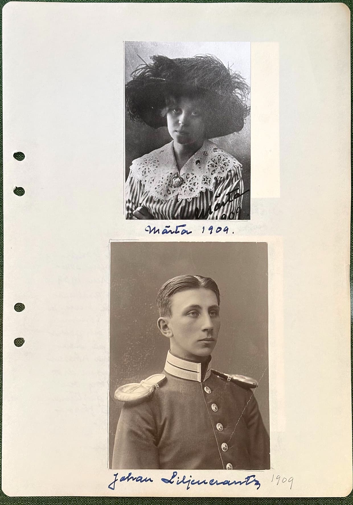 Fotograferad dagbokssida 159. Porträttfotografi av en ung kvinna i stor plymhatt och spetskrage. Bildtext: 'Märta 1909.'. Porträttfotografi av en ung man i uniform med epålett. Bildtext: 'Johan Liljencrantz' och i marginalen '1909'.