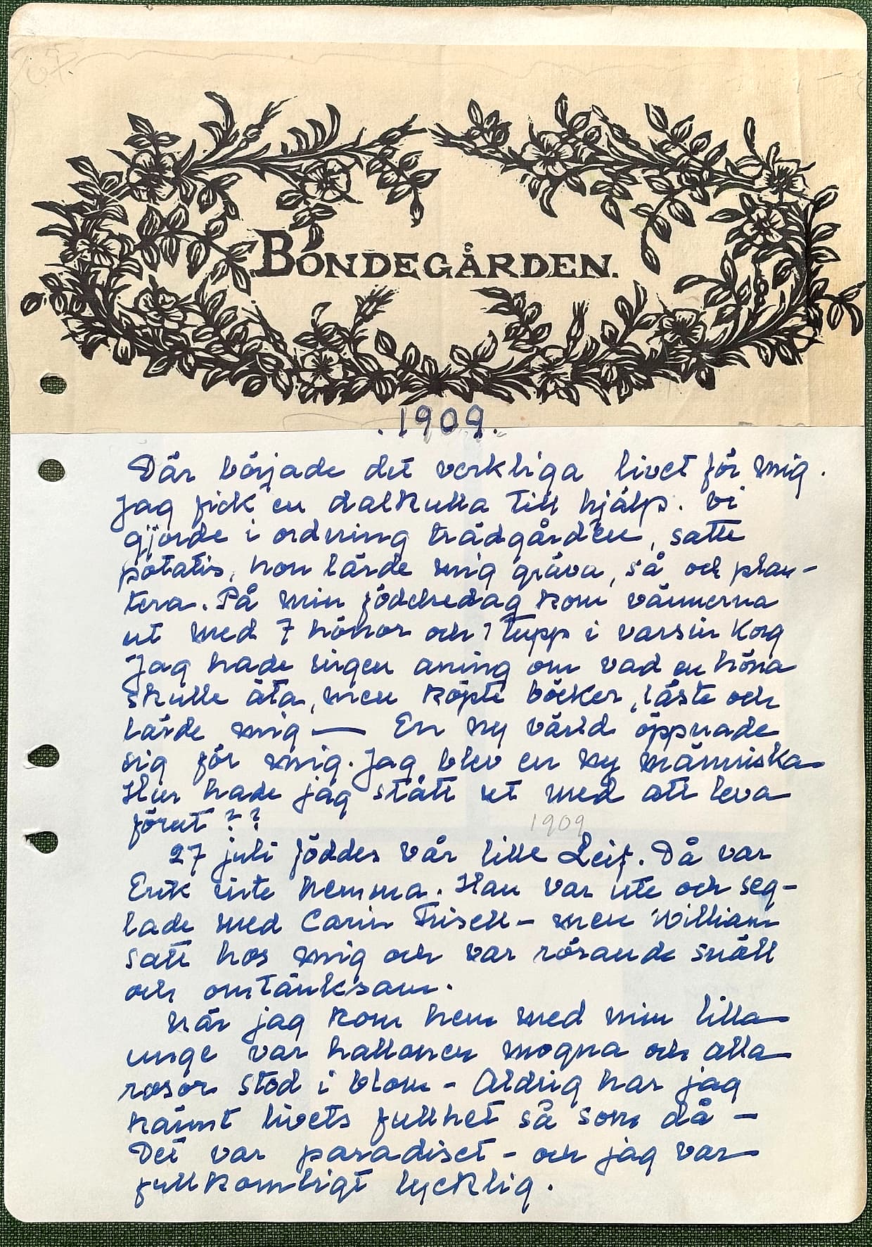 Fotograferad dagbokssida 163. Inklistrad dekorativ vinjett i tryck: en blomsterkrans som omsluter texten 'BONDEGÅRDEN.' Under vinjetten, i Märtas hand: '1909.'. Sidans text är återgiven under bilden.