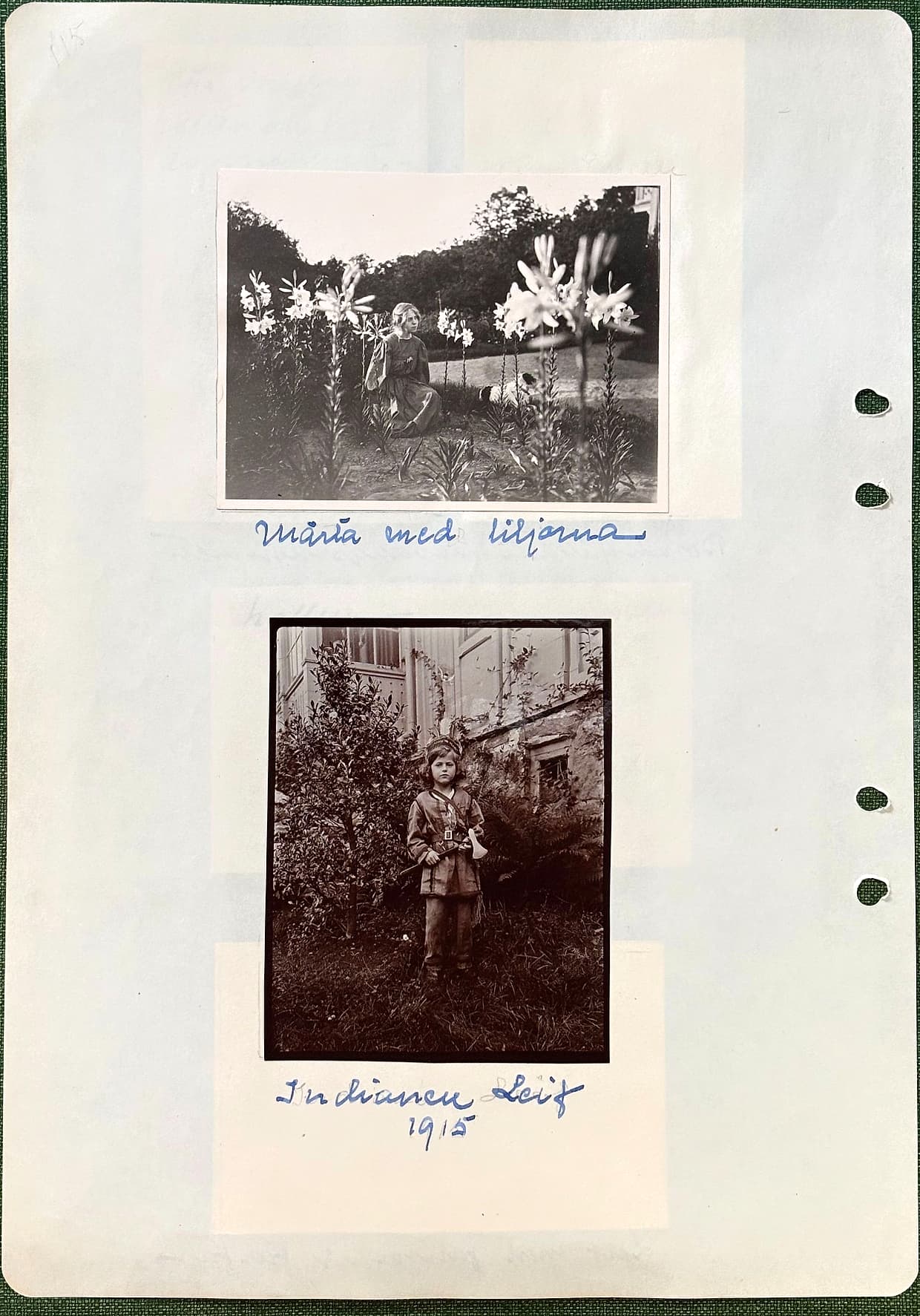 Fotograferad dagbokssida 178. Foto av en kvinna som sitter bland höga blommande liljor. Bildtext: 'Märta med liljorna'. Foto av ett barn i indianutstyrsel med fjäderskrud framför en husvägg. Bildtext: 'Indianen Leif 1915'.