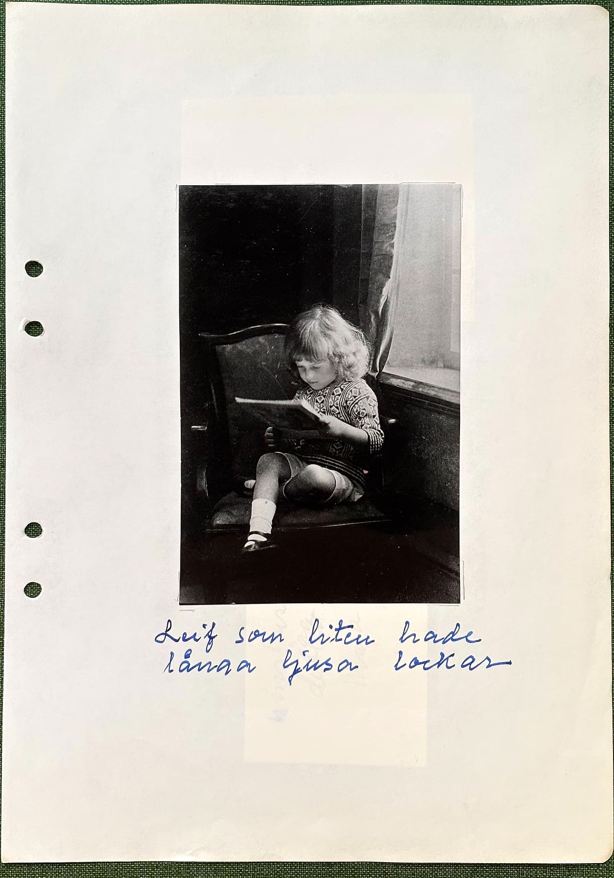 Fotograferad dagbokssida 179. Foto av ett litet barn med långt ljust hår sittande i en fönstersmyg. Bildtext: 'Leif som liten hade långa ljusa lockar'.
