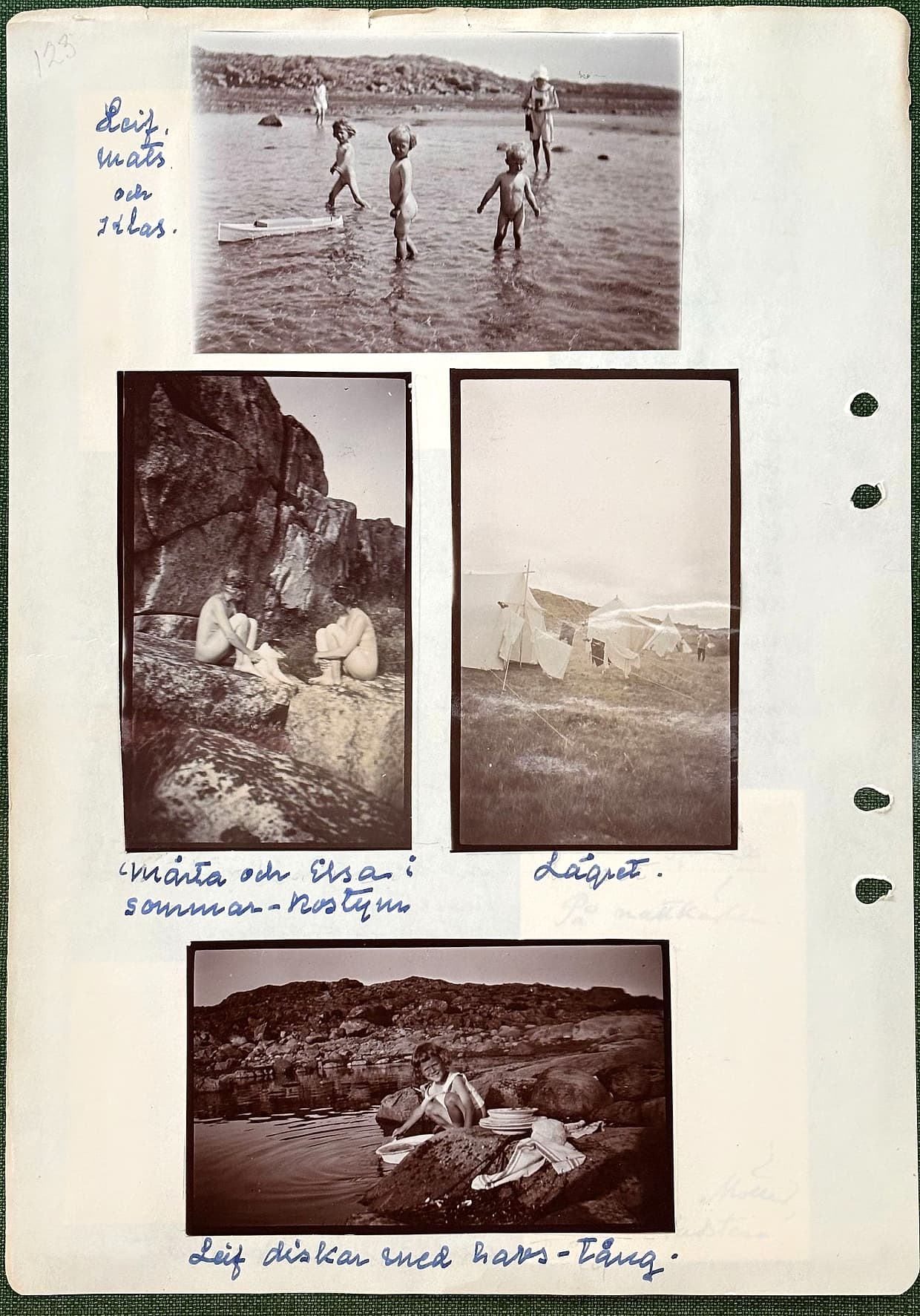 Fotograferad dagbokssida 188. Foto av tre nakna barn som vadar vid en strand med en eka. Bildtext: 'Leif, Mats och Klas.'. Foto av två kvinnor sittande nakna på klippor. Bildtext: 'Märta och Elsa i sommar-kostym'. Foto av ett tältläger på en äng med upphängd tvätt. Bildtext: 'Lägret.'. Foto av porslin och kastruller i vattenbrynet. Bildtext: 'Leif diskar med havs-tång.'.
