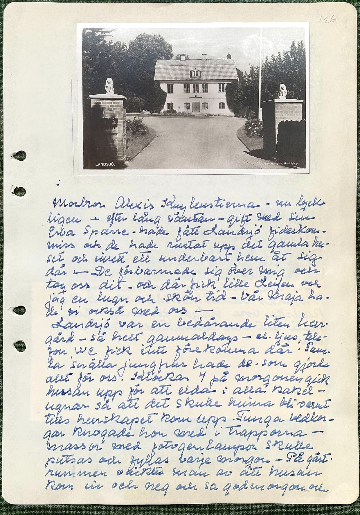 Fotograferad dagbokssida 191. Inklistrat vykort av en herrgårdsbyggnad sedd mellan två grindstolpar med lejonskulpturer. Tryckt bildtext på kortet: 'LANDSJÖ.' och fotografens namn 'Foto Werngren, Norrköping'. Sidans text är återgiven under bilden.