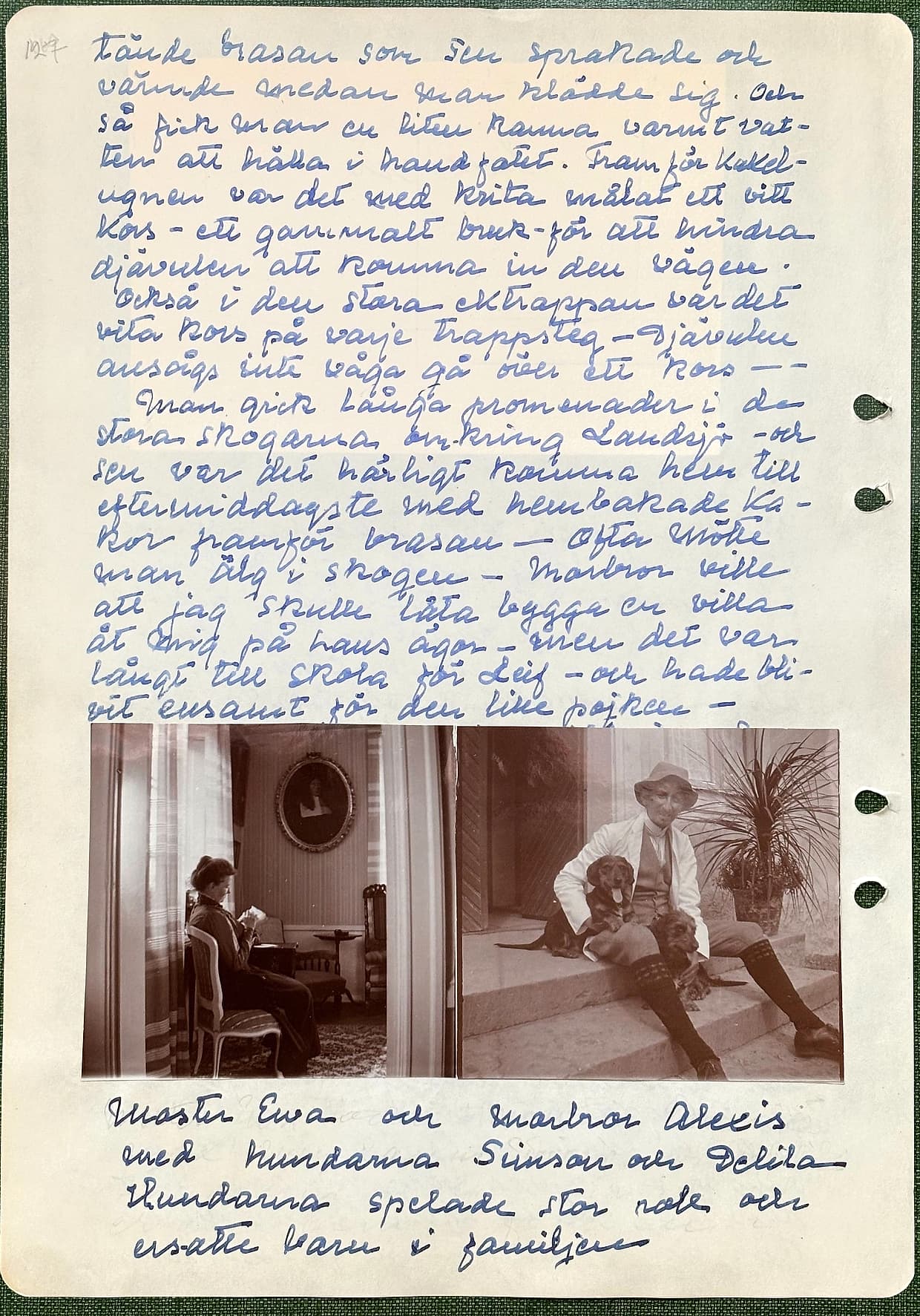 Fotograferad dagbokssida 192. Två foton av en herrgårdsinteriör: Moster Ewa vid ett fönster och morbror Alexis med ett par hundar i en trappa. Bildtext: 'Moster Ewa och morbror Alexis med hundarna Simson och Delila. Hundarna spelade stor roll och ersatte barn i familjen'. Sidans text är återgiven under bilden.