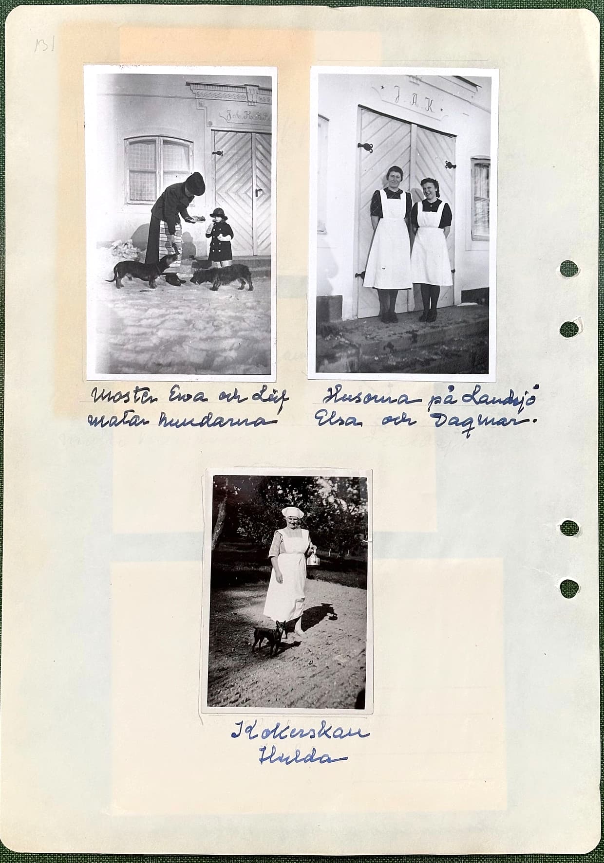 Fotograferad dagbokssida 198. Foto av en kvinna och ett litet barn som matar hundar utanför en herrgårdsdörr. Bildtext: 'Moster Ewa och Leif matar hundarna'. Foto av två kvinnor i förkläden på en trappa. Bildtext: 'Husorna på Landsjö Elsa och Dagmar.'. Foto av en kvinna i kockmössa och förkläde på en grusgång med en hund. Bildtext: 'Kokerskan Hulda'.