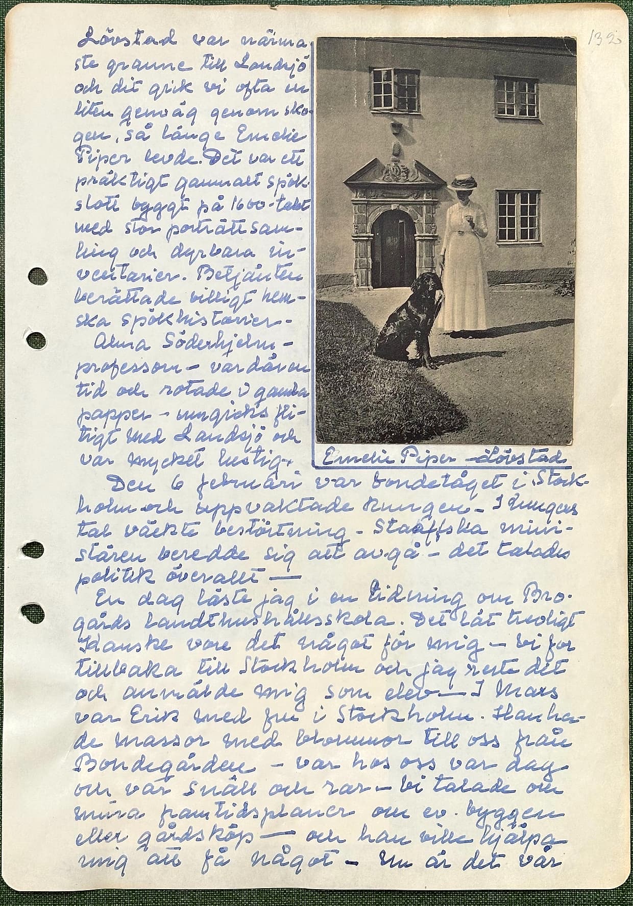 Fotograferad dagbokssida 199. Foto av en kvinna i vitt med en hund framför en barockportal. Bildtext: 'Emelie Piper – Löfstad'. Sidans text är återgiven under bilden.