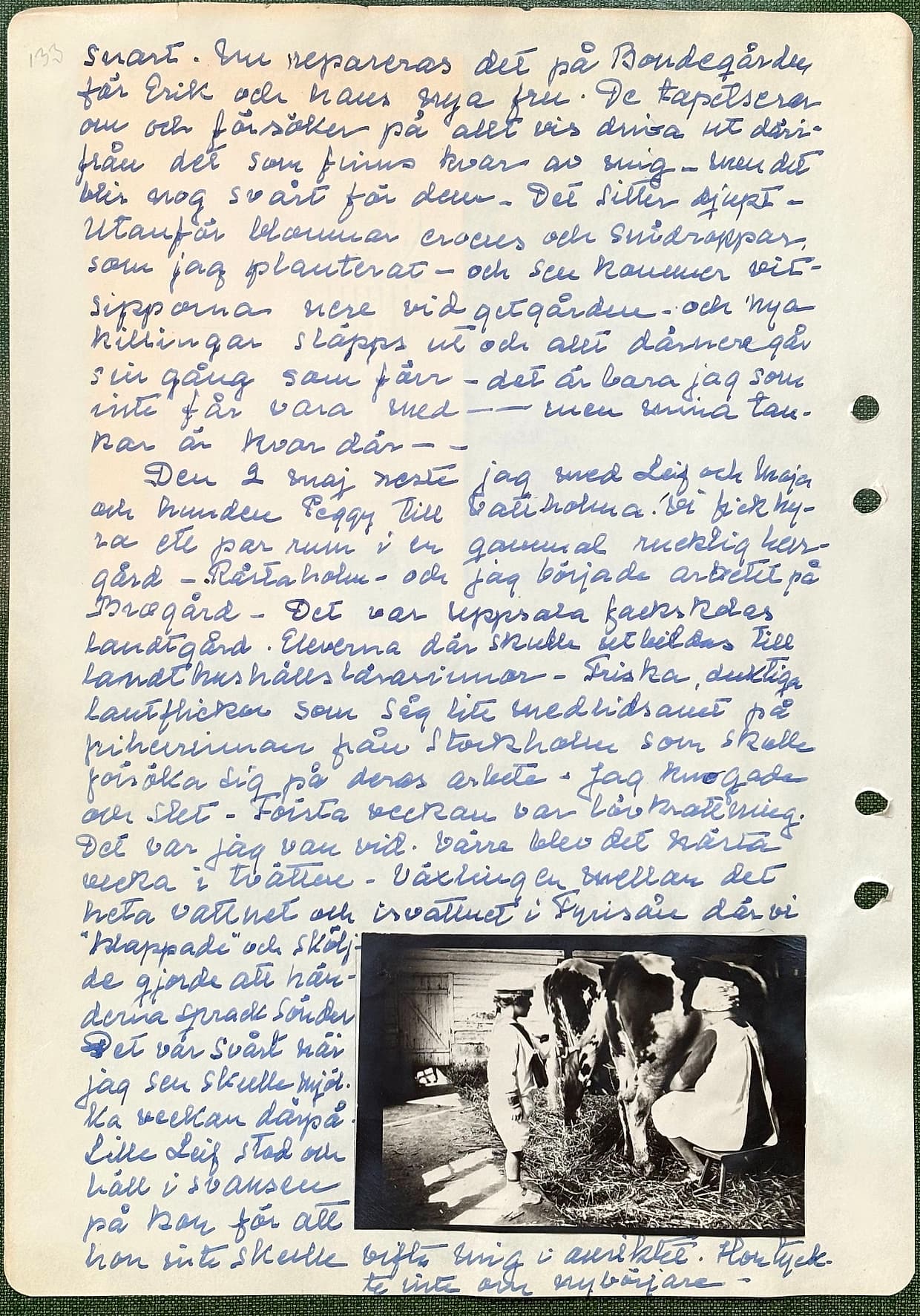 Fotograferad dagbokssida 200. Foto av en ladugårdsinteriör med kor och två personer som mjölkar. Sidans text är återgiven under bilden.