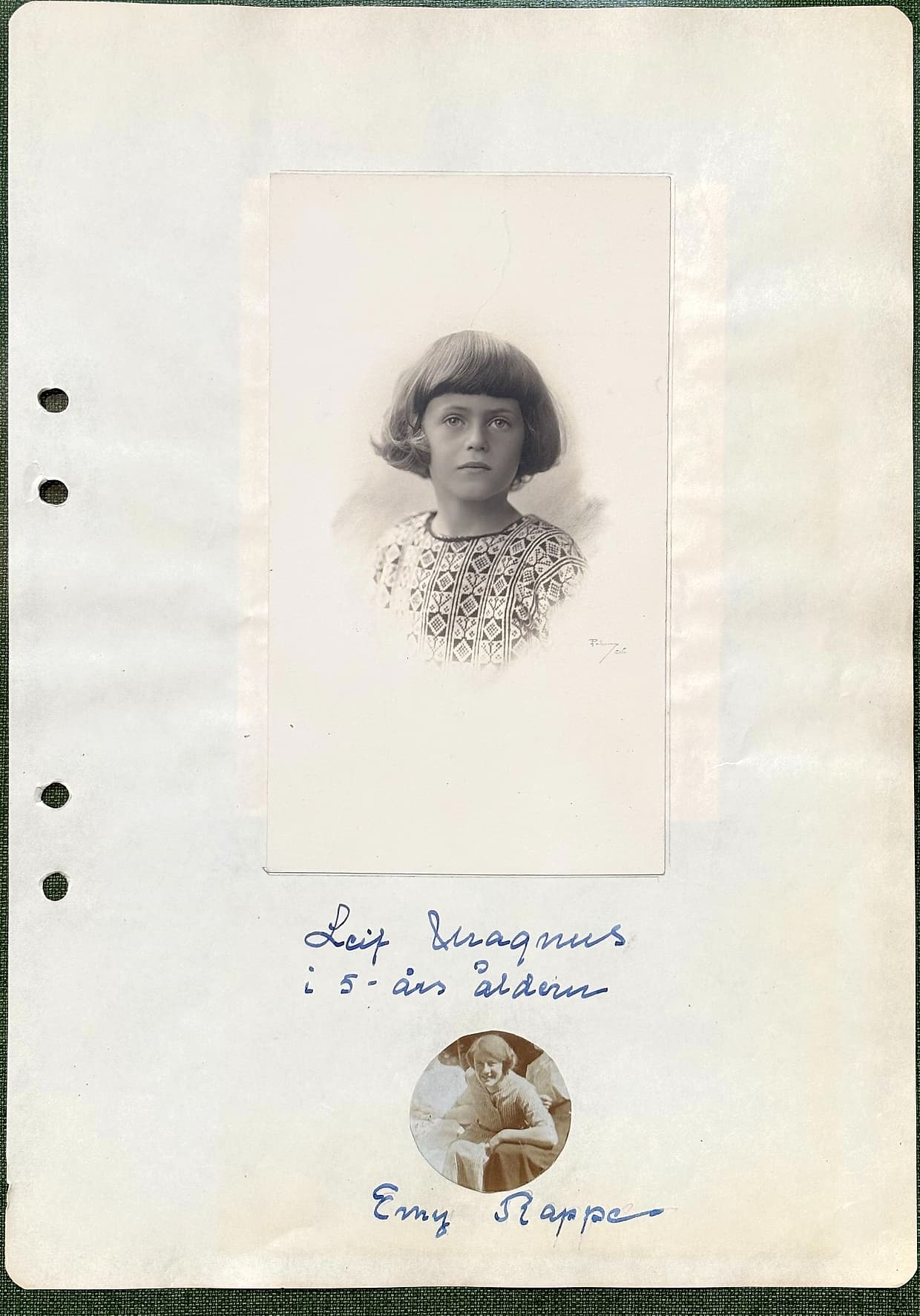 Fotograferad dagbokssida 205. Porträttfotografi av ett barn med pagefrisyr i mönstrad tröja. Bildtext: 'Leif Magnus i 5-års åldern'. Runt fotografi av en sittande kvinna i ljus kofta. Bildtext: 'Emy Rappe'.
