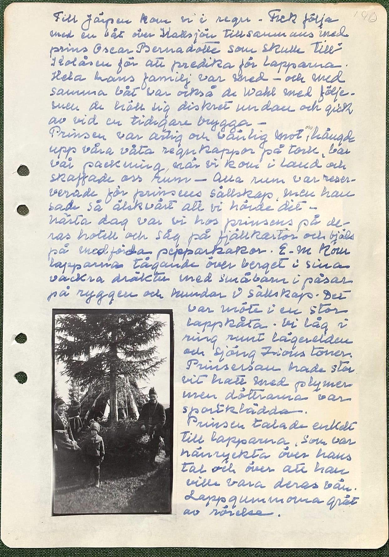 Fotograferad dagbokssida 209. Foto av tre personer i samisk dräkt framför en kåta av resta stänger, med granar bakom. Ingen bildtext. Sidans text är återgiven under bilden.