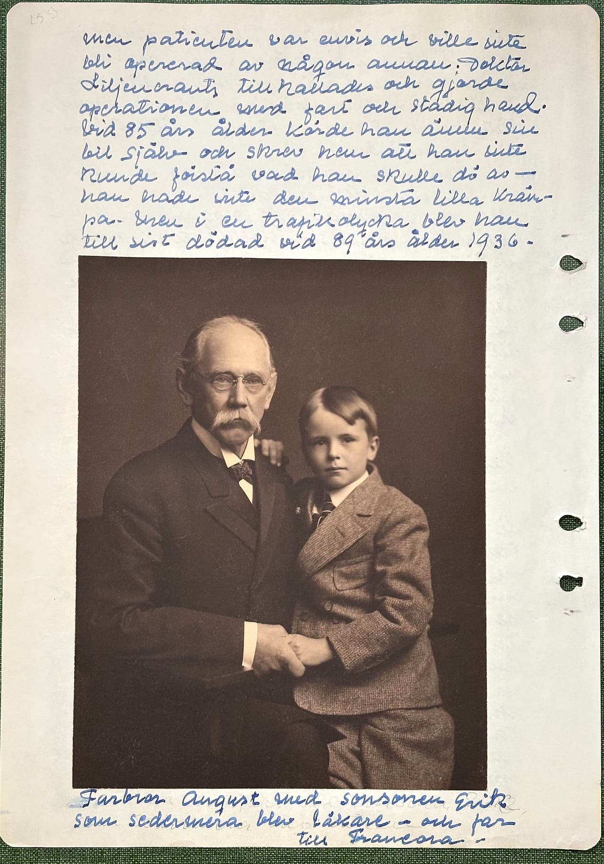 Fotograferad dagbokssida 222. Foto av en äldre man med glasögon och en pojke. Bildtext: 'Farbror August med sonsonen Erik som sedermera blev läkare – och far till Francora.'. Sidans text är återgiven under bilden.