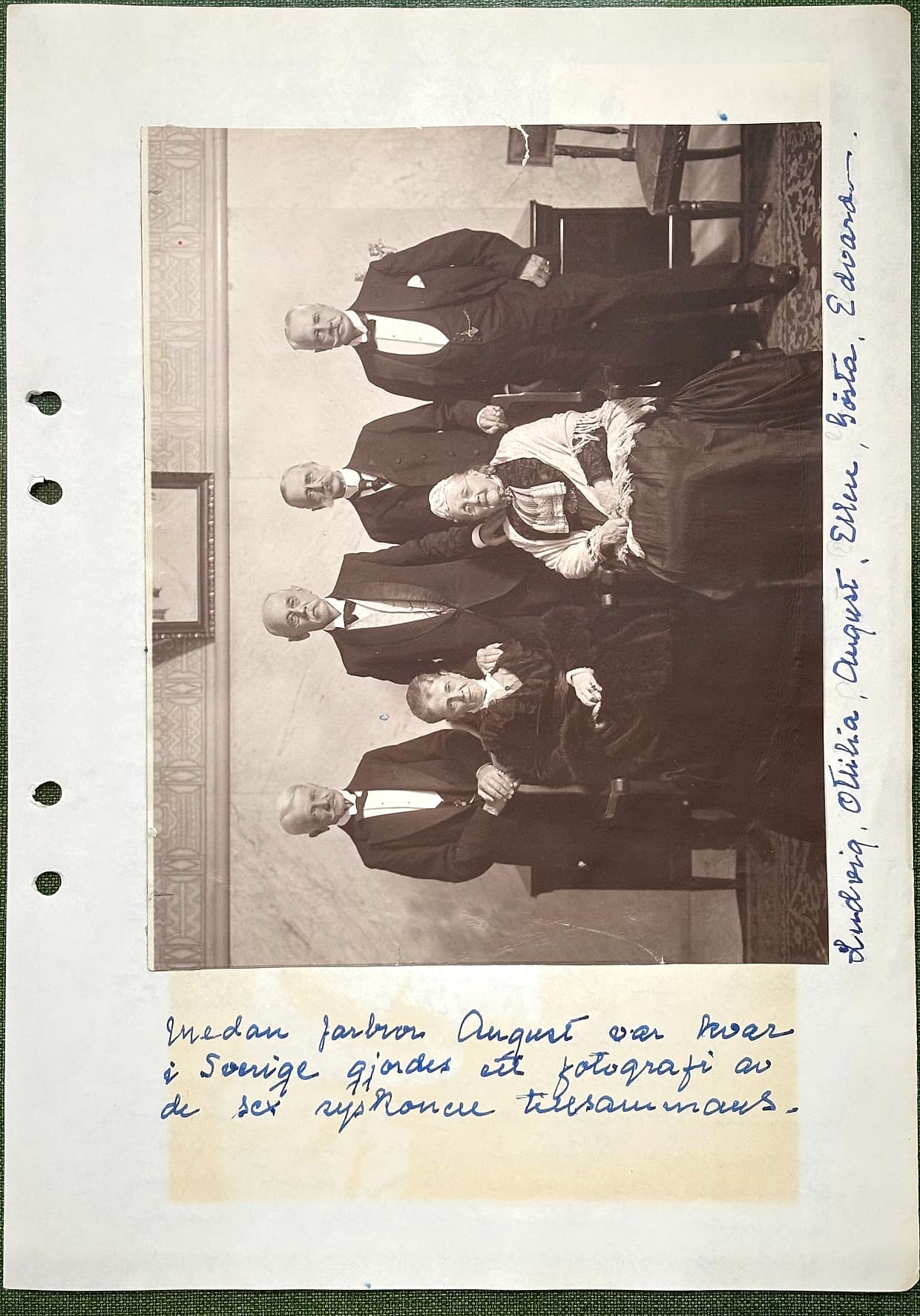 Fotograferad dagbokssida 223. Gruppfoto av sex syskon i en salong. Vid bilden står 'Ludvig, Ottilia, August, Ellen, Gösta, Edvard.'. Sidans text är återgiven under bilden.