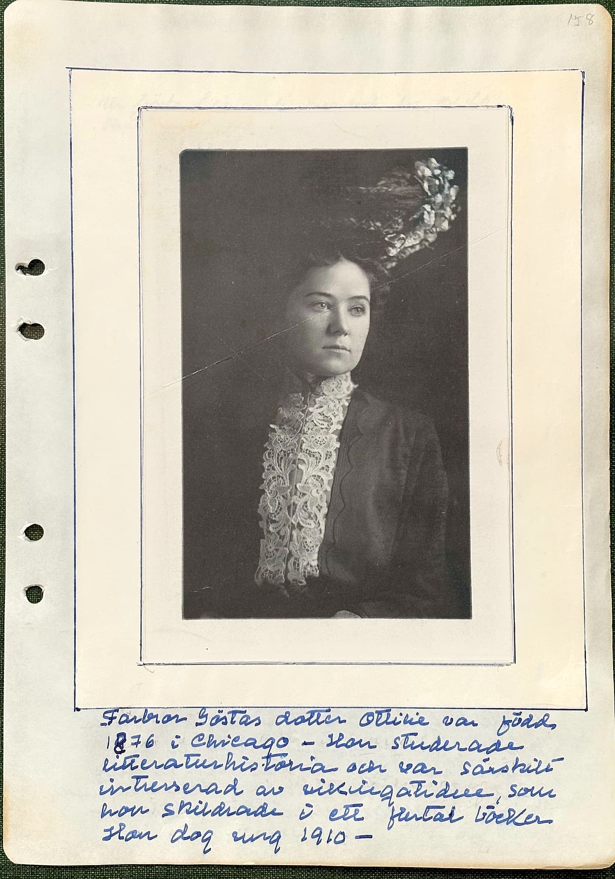 Fotograferad dagbokssida 227. Porträttfoto av en ung kvinna i hatt och spetsblus. Sidans text är återgiven under bilden.