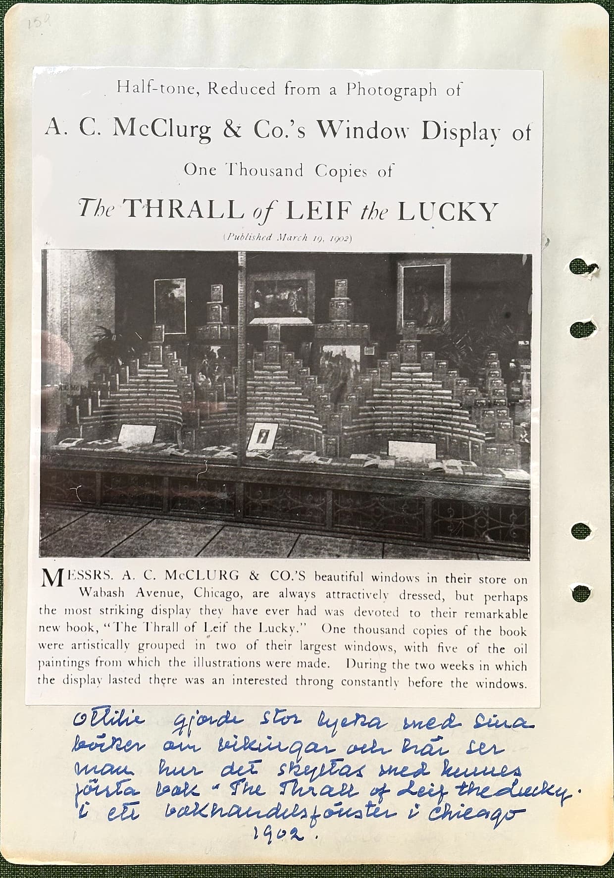 Fotograferad dagbokssida 228. Tryckt reklamblad: 'Half-tone, Reduced from a Photograph of A. C. McClurg & Co.'s Window Display of One Thousand Copies of The THRALL of LEIF the LUCKY (Published March 19, 1902)', med fotografi av skyltfönstret och en beskrivande text om butiken på Wabash Avenue i Chicago. Sidans text är återgiven under bilden.